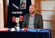 Z uśmiechem ci do twarzy