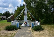 Figura kamienna, pięcioelementowa, zwieńczona kamiennym krzyżem z metalowym wizerunkiem ukrzyżowanego Chrystusa